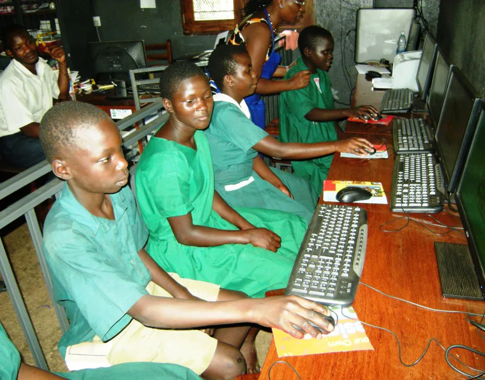 Children_using_the_computers_at_The_Bridge